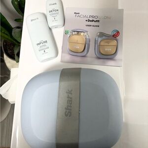Shark FacialPro Glow + DePuffit Kit in Light Blue
